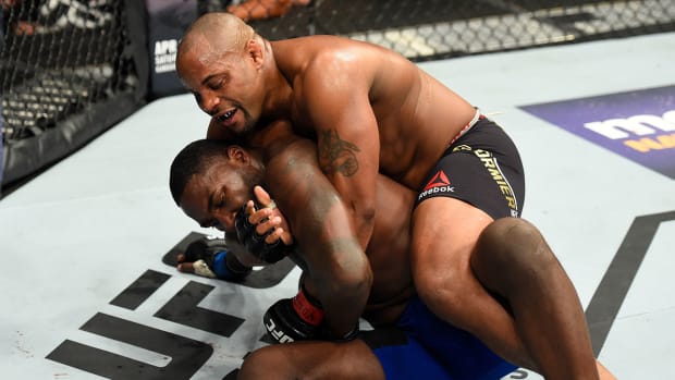 cormier-johnson-ufc210-1300.jpg